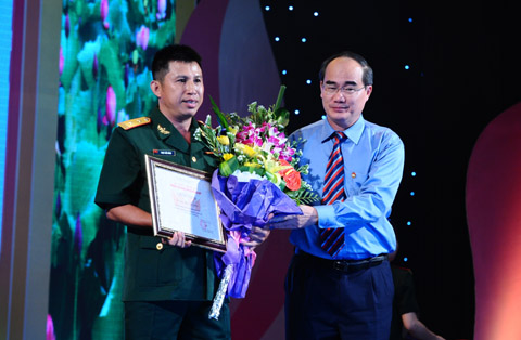 ພິທີມອບລາງວັນ ການເສັງຂຽນ “ບັນດາແບບຢ່າງ ລຽບງ່າຍແຕ່ສູງສົ່ງ”